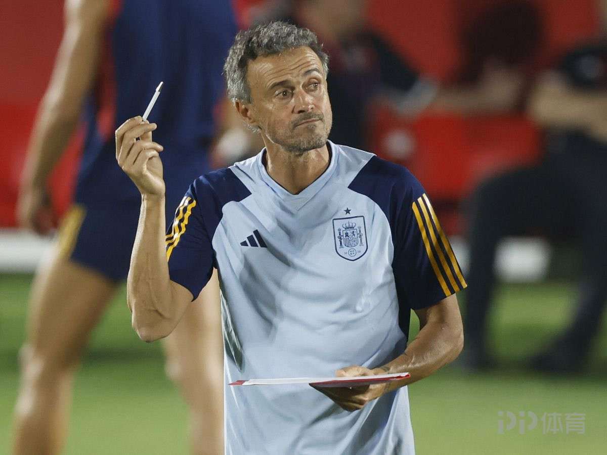 集结日罗马调整名单以备国王杯，完成体检环节打磨，悬念犹存，高层口径保持一致