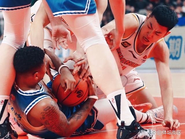 关键时刻马赛再遭质疑：CBA季后赛节点到来；话题不断；身体对抗强度拉满